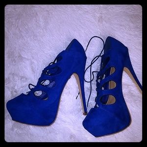 Blue pumps